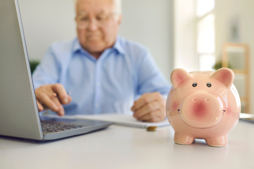 Professionnel libéral préparant son départ à la retraite et consultant les nouvelles règles du cumul emploi-retraite applicables en 2027.